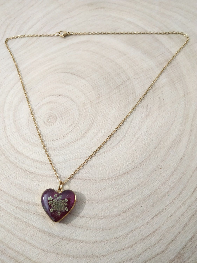 Collier doré au cœur rouge fleuri