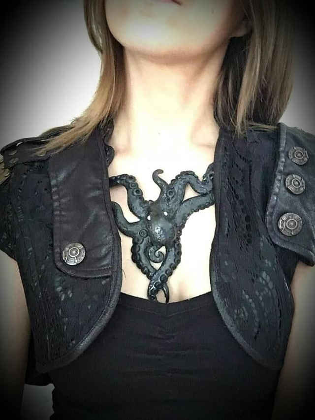 Collier kraken noir en silicone