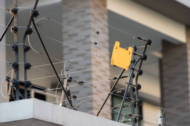 METRO LINEAL DE 6 HEBRAS DE CERCO (INSTALADO)