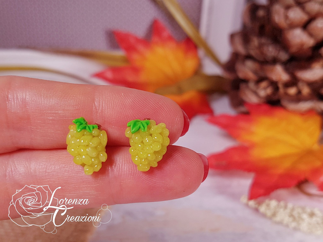Orecchini a lobo artigianali, uva bianca, modellati e dipinti a mano in argilla polimerica