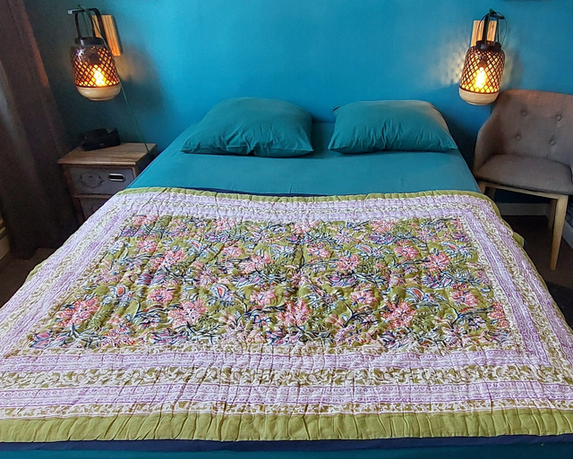 Édredon fait main en coton imprimé bloc - Plaid ou couvre-lit florale réversible - Vert, bleu, orange, rose, blanc
