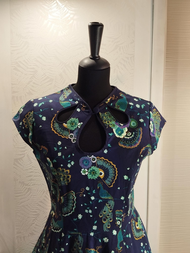 Robe Banned Proud Peacock Blue T38