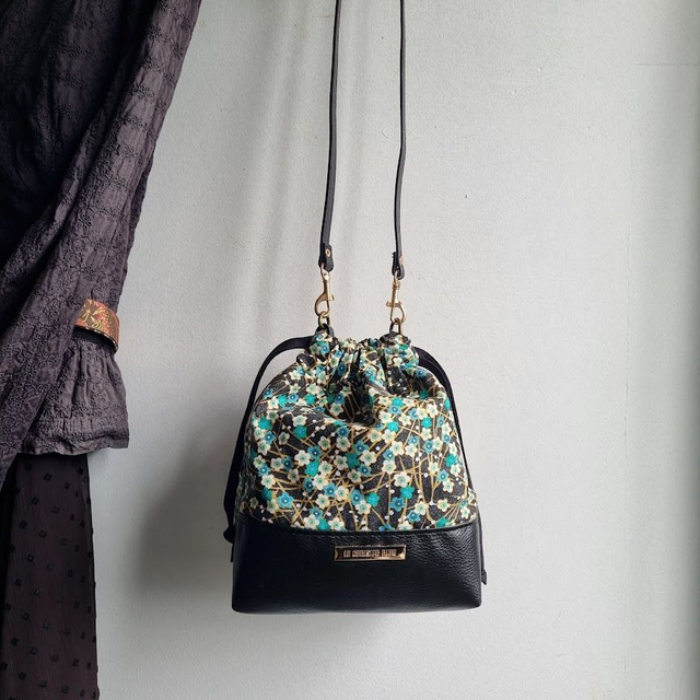 Baluchon "Haru" vert & simili cuir noir