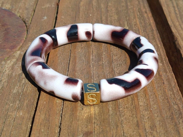 Bracelet jonc perles tubes acrylique léopard Indrani Saphed baagh N°2