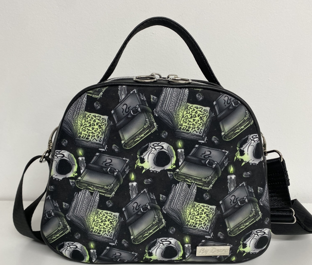 Cat skulls and books Handbag 