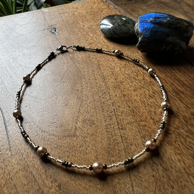 Collier en perles nacrées et perles de verre marron beige kaki 