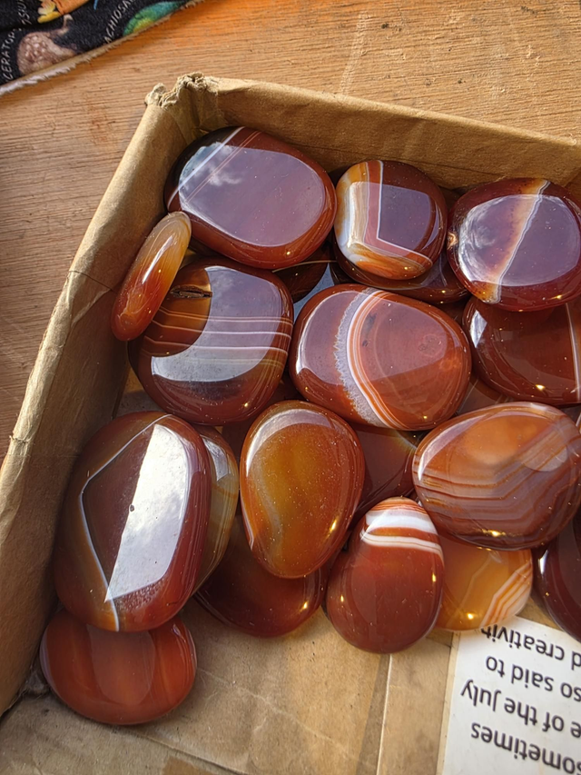 Sardonyx/carnelian palmstone