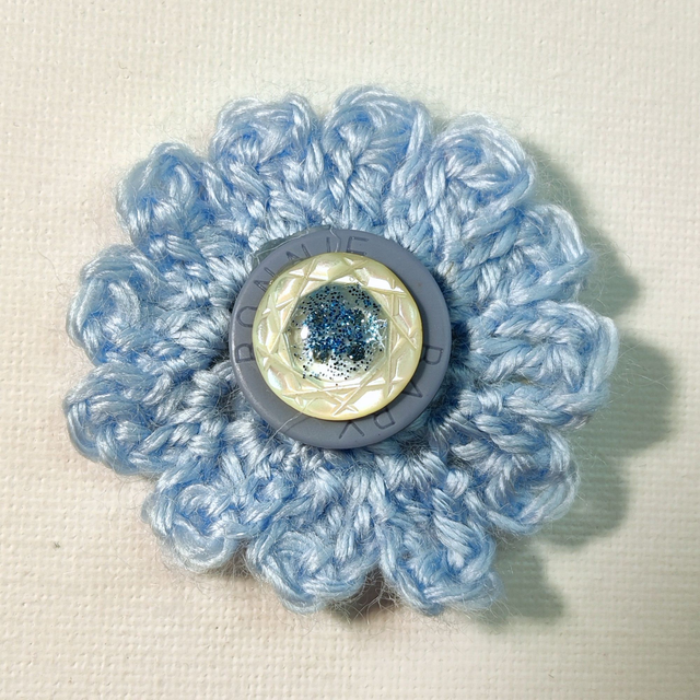 Barrette fleur simple ciel crochet bouton bleu nacré pince crocodile