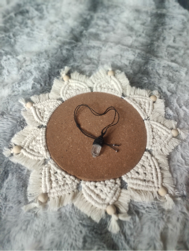 Collier noir avec cristal de roche