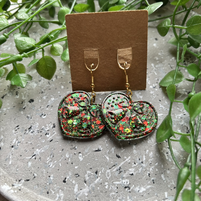Boucles d’oreilles résine cœurs de Noël rouges verts et dorés