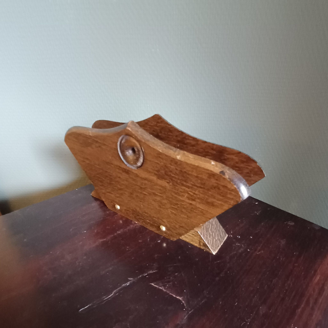 Made in Holland | Briefhouder Posthouder Handgemaakt Donkerbruin eikenhout met koperen accenten (afmetingen 21 cm x 10 cm x 4 cm) | Vintage