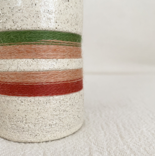 Petit pot / vase grès chamotté tissé laine