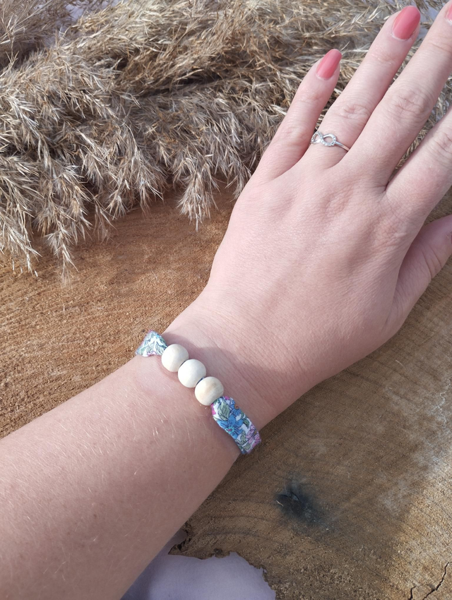 Bracelet large en tissus 3 perles de bois - motif Liberty bleu