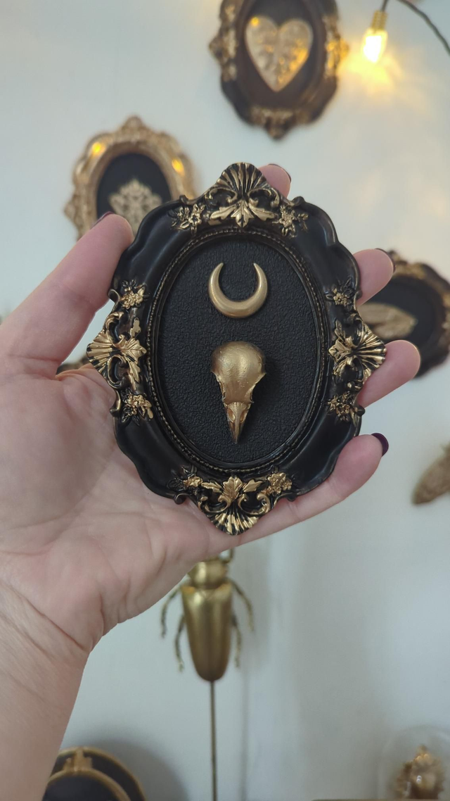 Cadre baroque noir vieilli crâne corbeau lune 