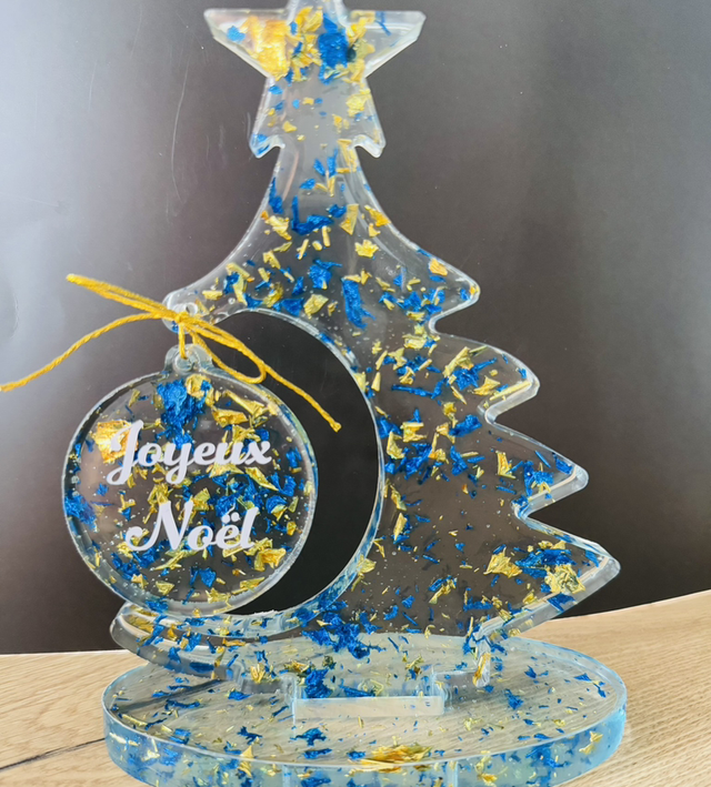Sapin de Noel sur socle avec sa boule suspendue