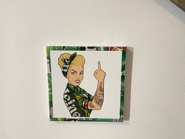 Tableau recyclé  pin up 20×20 cm – Pièce unique en canettes recyclées 