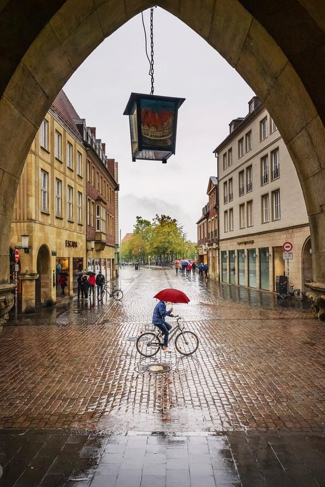 Roter Schirm im Regen