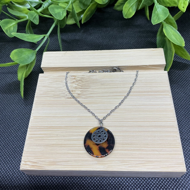 Collier Pendentif Double Rond Écaille de Tortue et Fleur - Acier Inoxydable