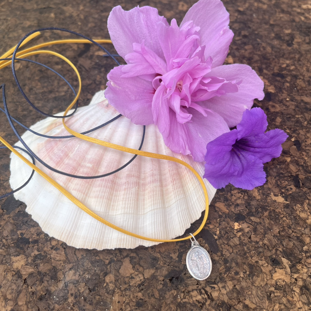 Médaille cordon jaune et bleu marine