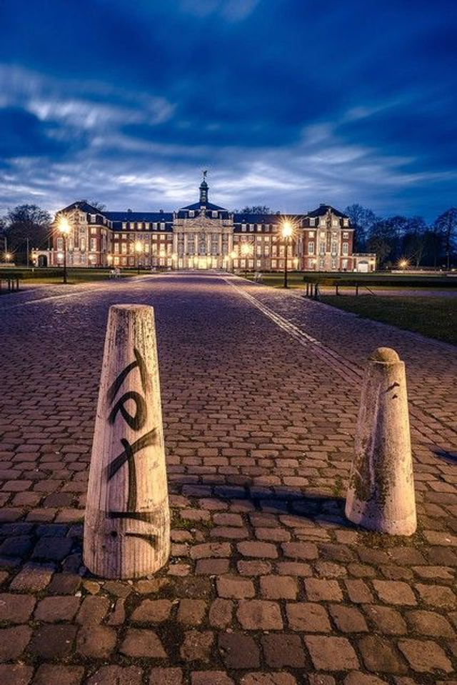 Schloss bei Nacht mit Pollern