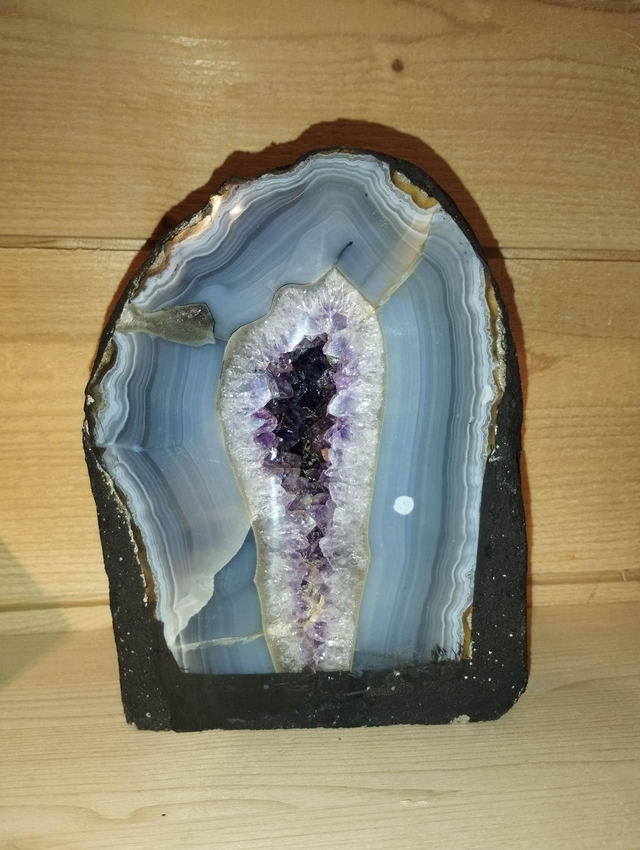 Géode d'améthyste sur agate