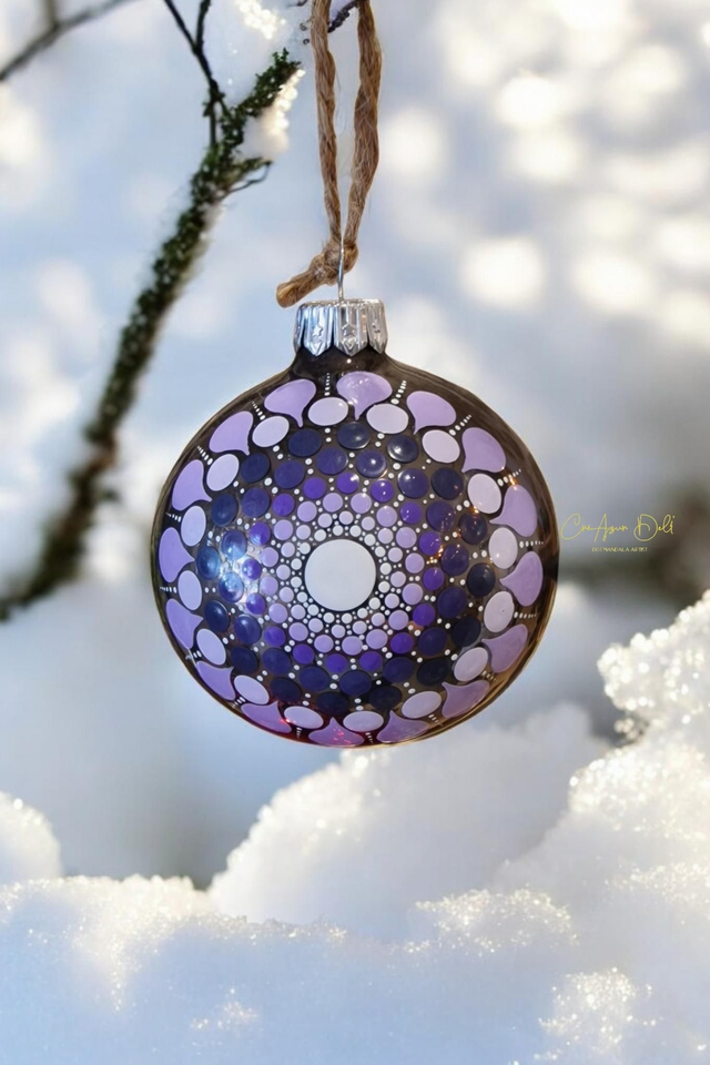 Boule de Noël taupe en verre 7 cm – Mandala mauve peint à la main