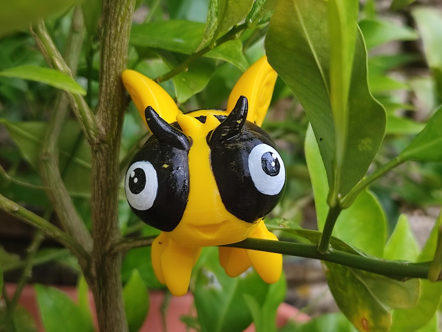 Articulated bumblebee, 3D printed, fidget toy, bee collectible, STEM, eco-friendly, insect model, poseable bee, 3D printed animals