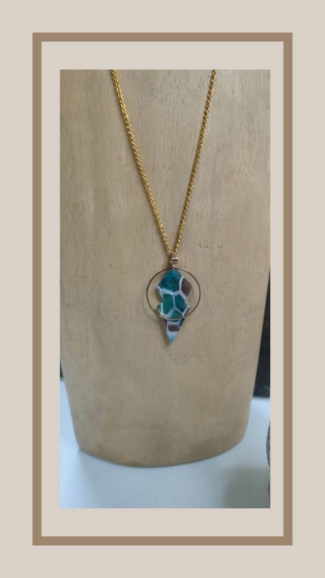 Collier fausse ammonite fossil bleue forme flèche 
