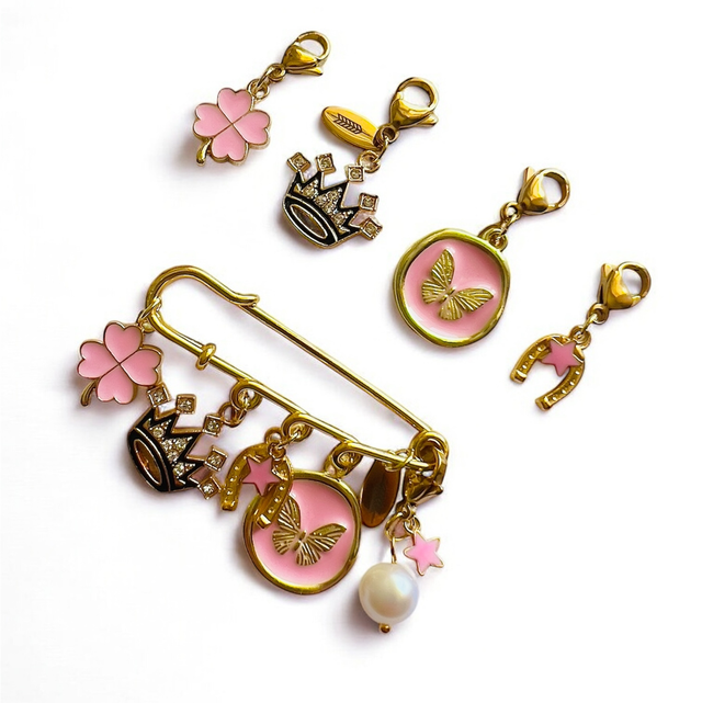 LA VIE EN ROSE Broche dorée et ses 5 CHARMS bonnet 