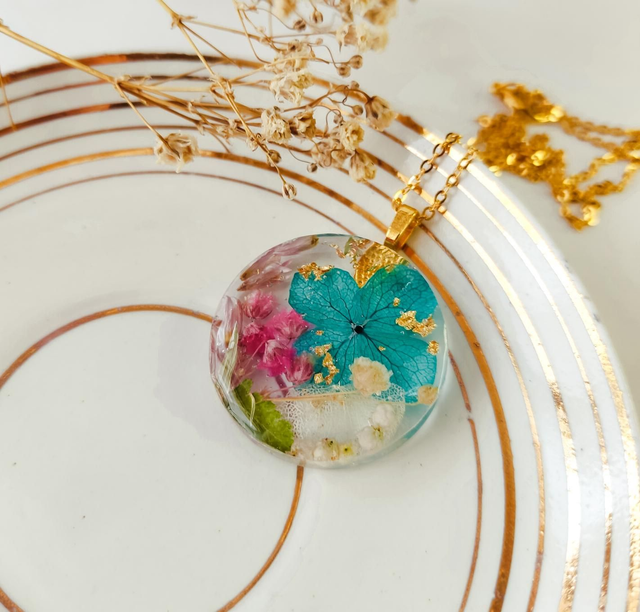 Colgante de resina floral