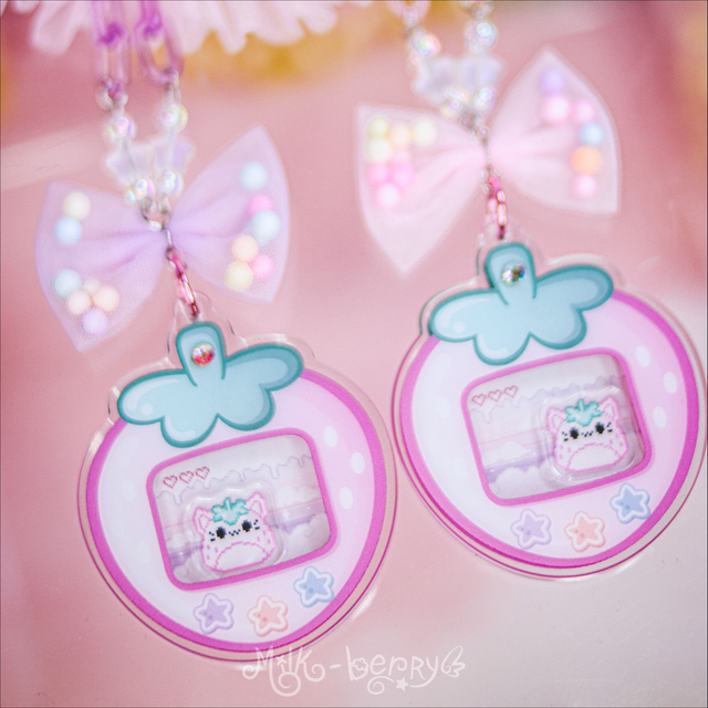 Collier Shaker Tamagotchi Fraise avec chaton kawaii