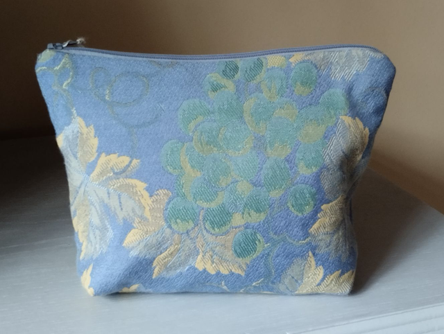 Trousse pochette "les raisins" tissu d'ameublement doublée tissu imperméable fermée par zip