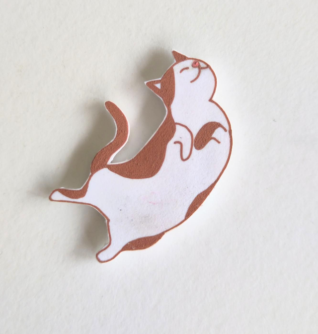 Magneet "Bruin-witte kat op rug"