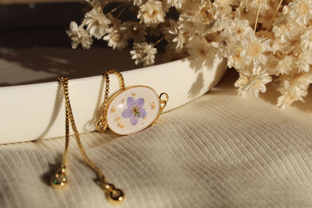 Bracelet avec un myosotis bleu 