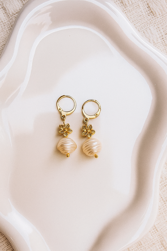 Orecchino in argento 925 placcato oro 24k, fiorellino in argento 925 placcato oro 24k, e perla tonda qualità AAA