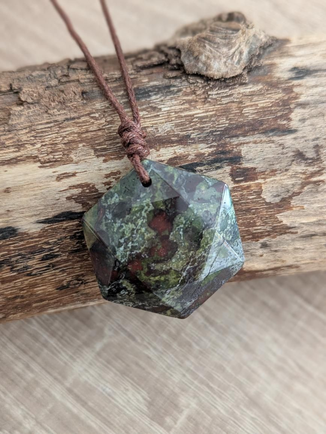 Hexagone Pierre de sang