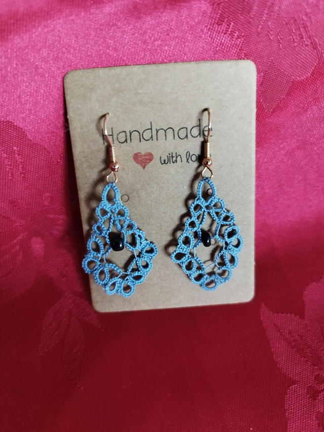 Boucles d'oreilles bleu avec perle bleu foncé frivolité 