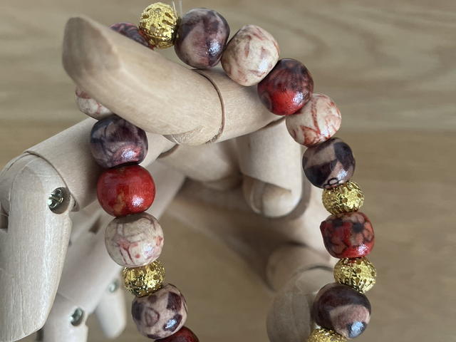 Bracelet perles en bois imprimées et or 