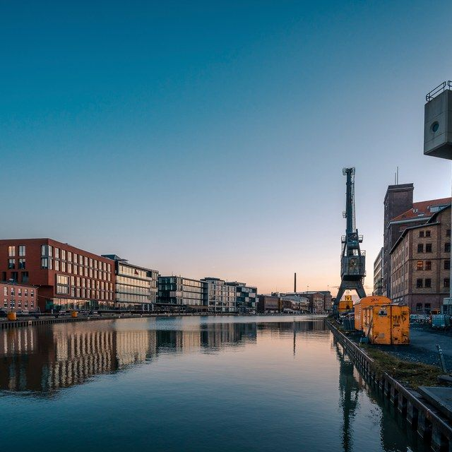 Hafenkran am Kanal