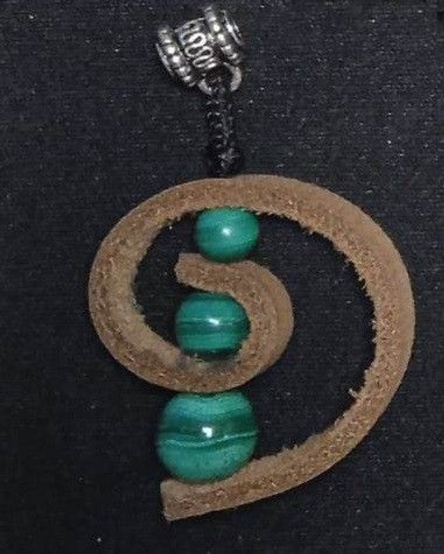 cuir beige et malachite (collier) 