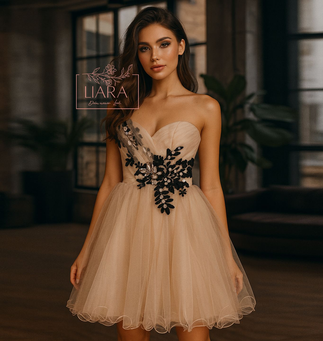 Extravagantes Ball Kleid trägerlos Gr S in Champanger