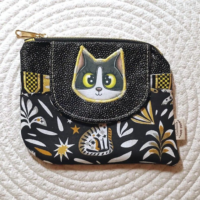 Pochette artisanale motif chat – Simili cuir noir &amp; tissus graphiques