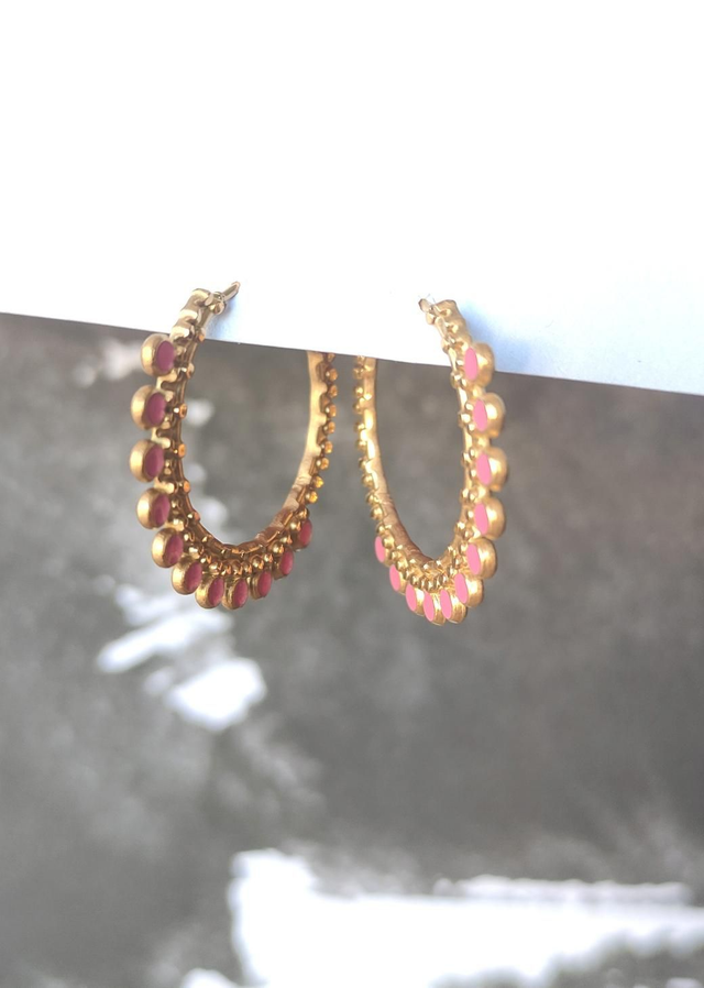 Boucles d&#039;oreilles créoles ouvertes dorées et roses 