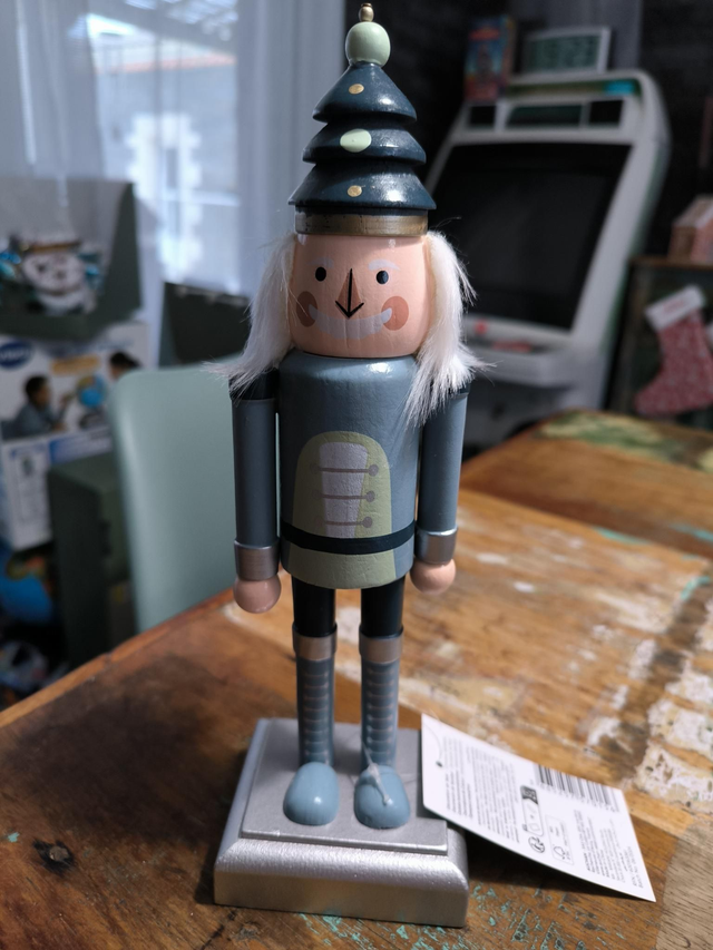 FIGURINE CASSE NOISETTE BOIS 26 CM