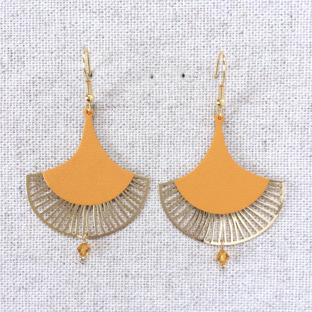 Boucles d’oreilles « Calando » dorées, cuir couleur jaune safran