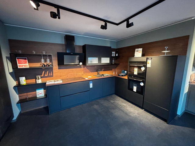 Häcker Grau/Nussbaum Musterabverkauf mit Blaupunkt Geräten