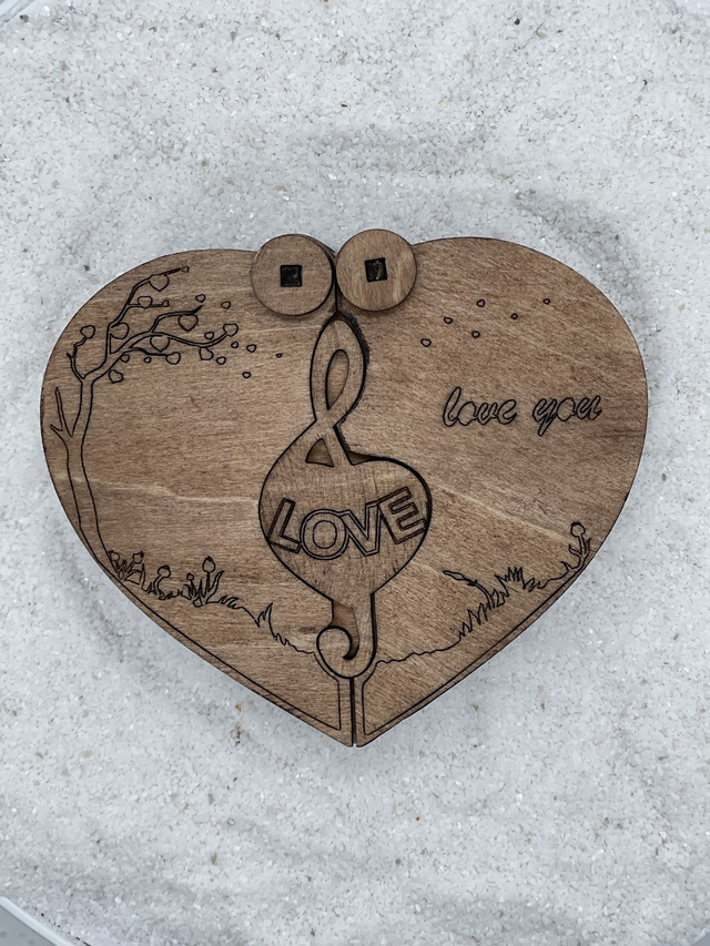 Boîte à Alliances en bois et cuir coeur et ouverture éventail