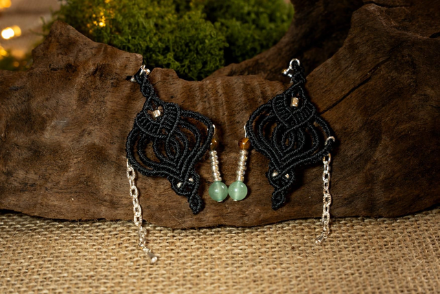 Boucles d&#039;oreilles en micro-macramé noir, perles Aventurine et Oeil de Tigre 