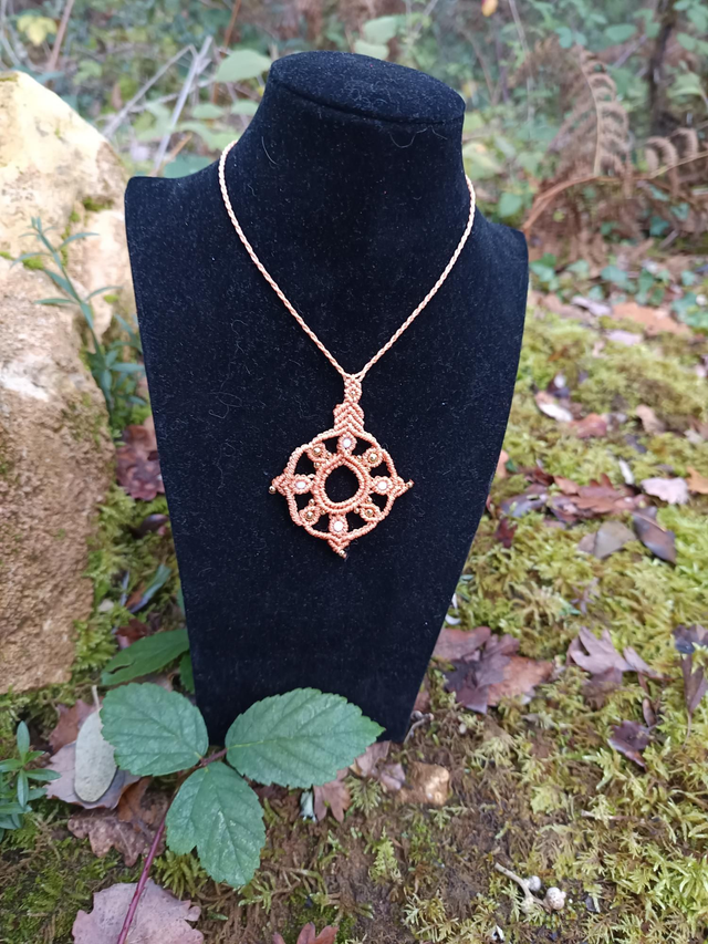 Collier orange petit mandala perle blanche et doré 