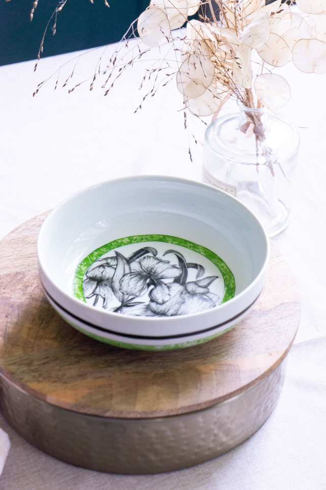 Grande coupelle basse en porcelaine peinte main, Iris noir et vert marbré, Art de la table chic, Cadeau artisanal nature et élégant